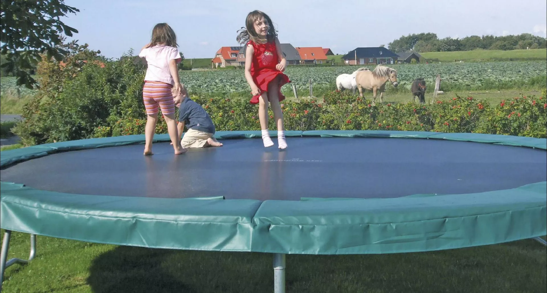 Trampolin auf dem Hof